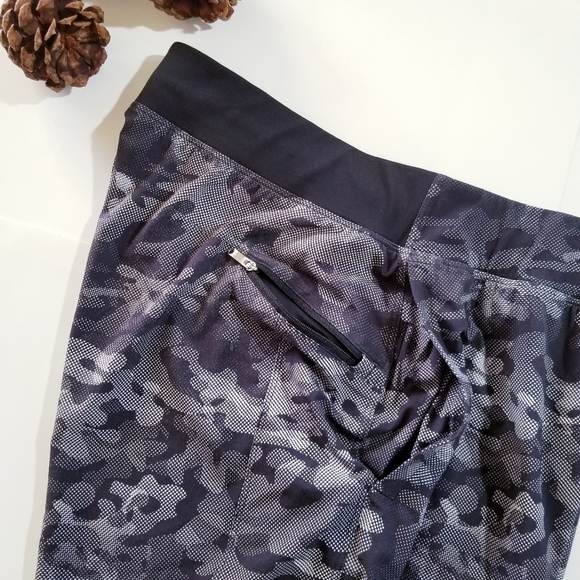 LULULEMON | T.H.E Short Linerless 9” Short Variegated Mesh Camo Black - Picture 12 of 14